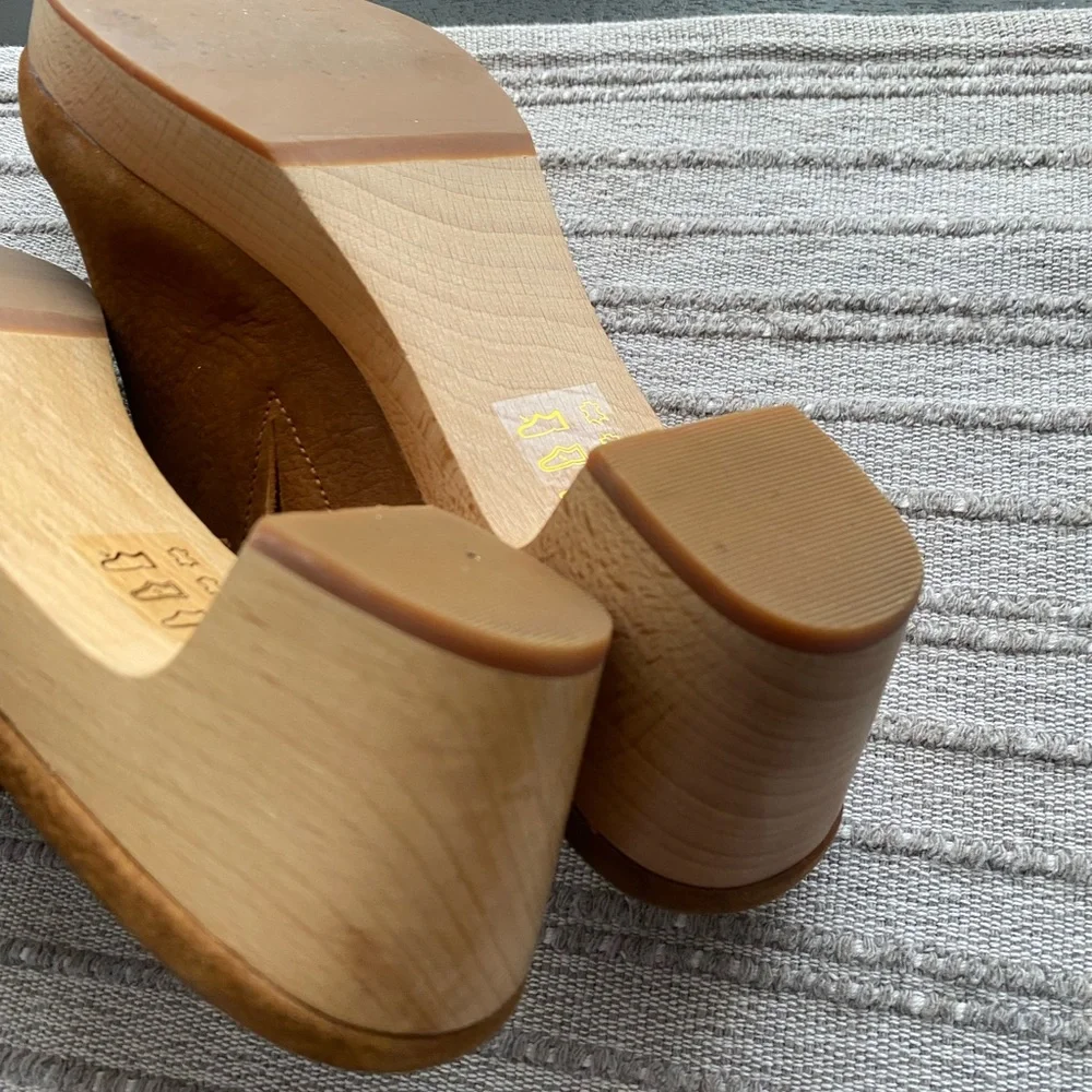 Madewell leather clogs. - Picture 3 of 6